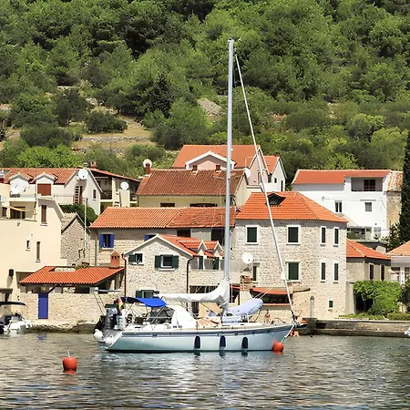 Seaside Terrace Apartment: Beachfront Retreat Apartment Prvic Luka