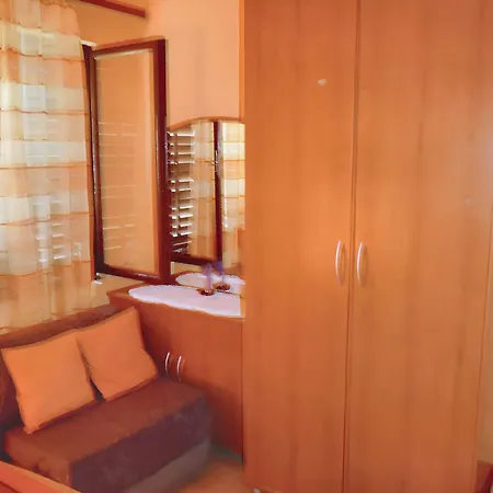 Seaside Terrace Apartment: Beachfront Retreat Prvic Luka